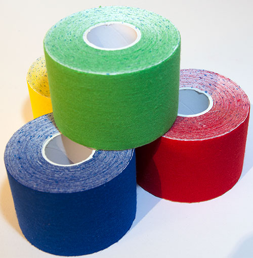 Kinesio Tapes in den Farben blau, grün, gelb und rot